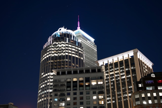 de prudential tower in de nacht