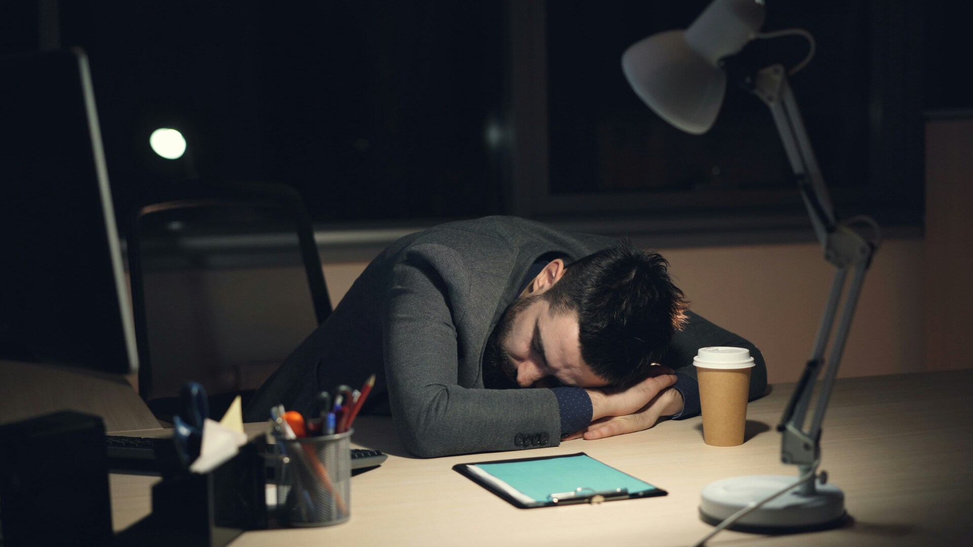 Man is moe tijdens het werk, overweegt verandering in zijn carrière