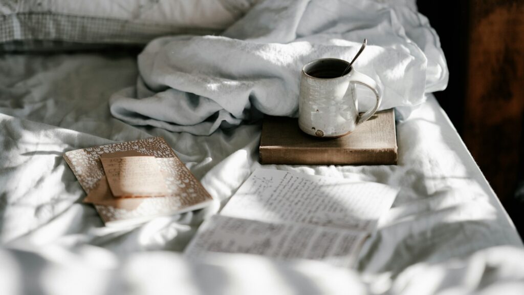 Rustige ochtend met koffie, notitieboek en dagreflectie voor een gebalanceerde levensstijl