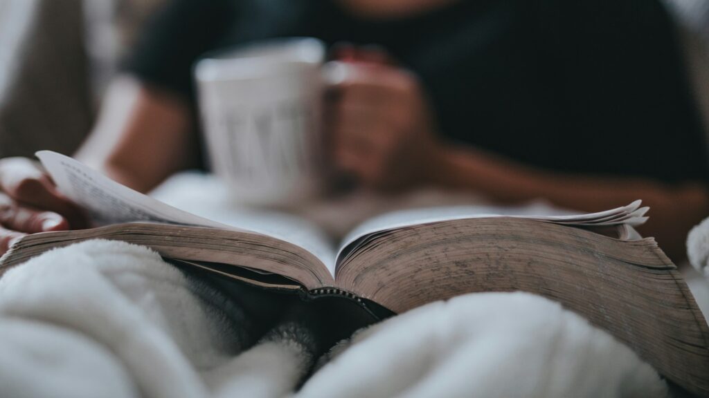 Lezen onder een deken met thee als onderdeel van een gebalanceerde levensstijl