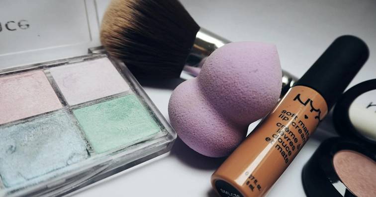 Make-upproducten zoals foundation, beautyblender en kleurcorrectiepalet – make-up