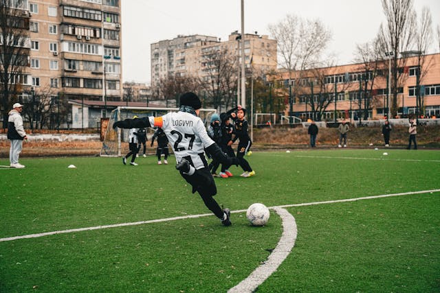jongeren die samen voetballen bij de sportvereniging in de buurt
