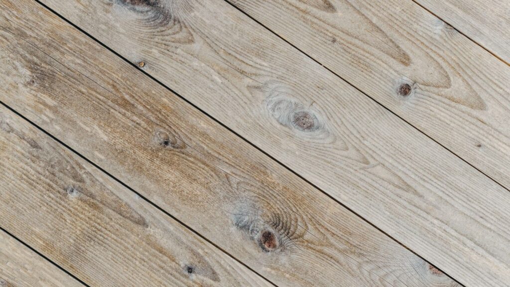 Lichtgekleurde pvc-vloer met realistische houtnerf en knoesten in lange planken