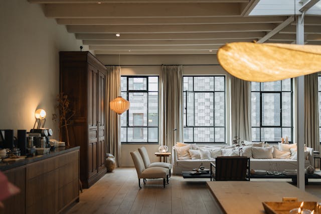 Het interieur van een woning waarin natuurlijke materialen verwerkt zijn