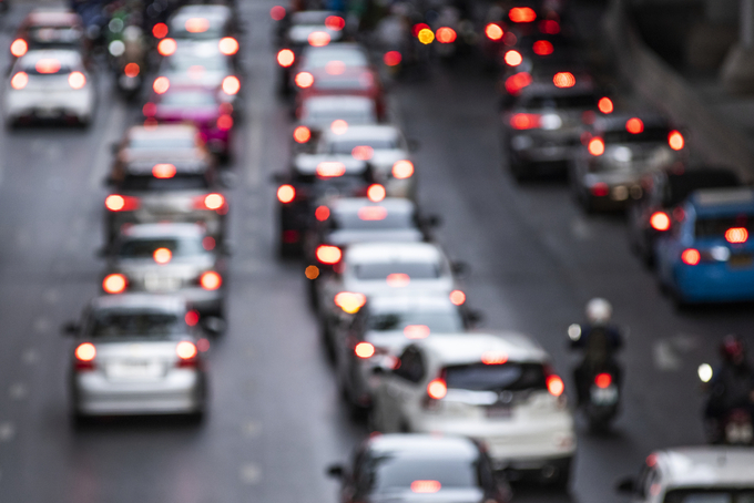 Druk verkeer met auto’s als voorbeeld van zelfvertrouwen opbouwen tijdens autorijden.