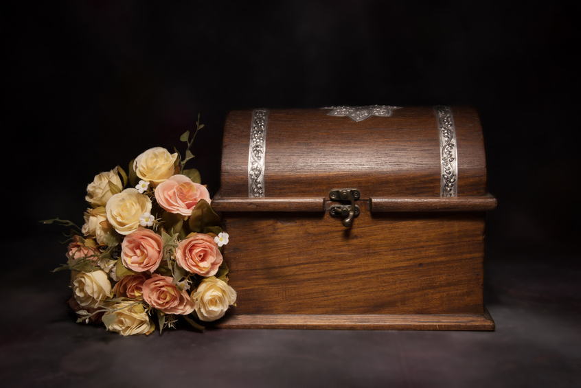 Houten bewaarkist met bloemen voor het bewaren van erfstukken en dierbare herinneringen.