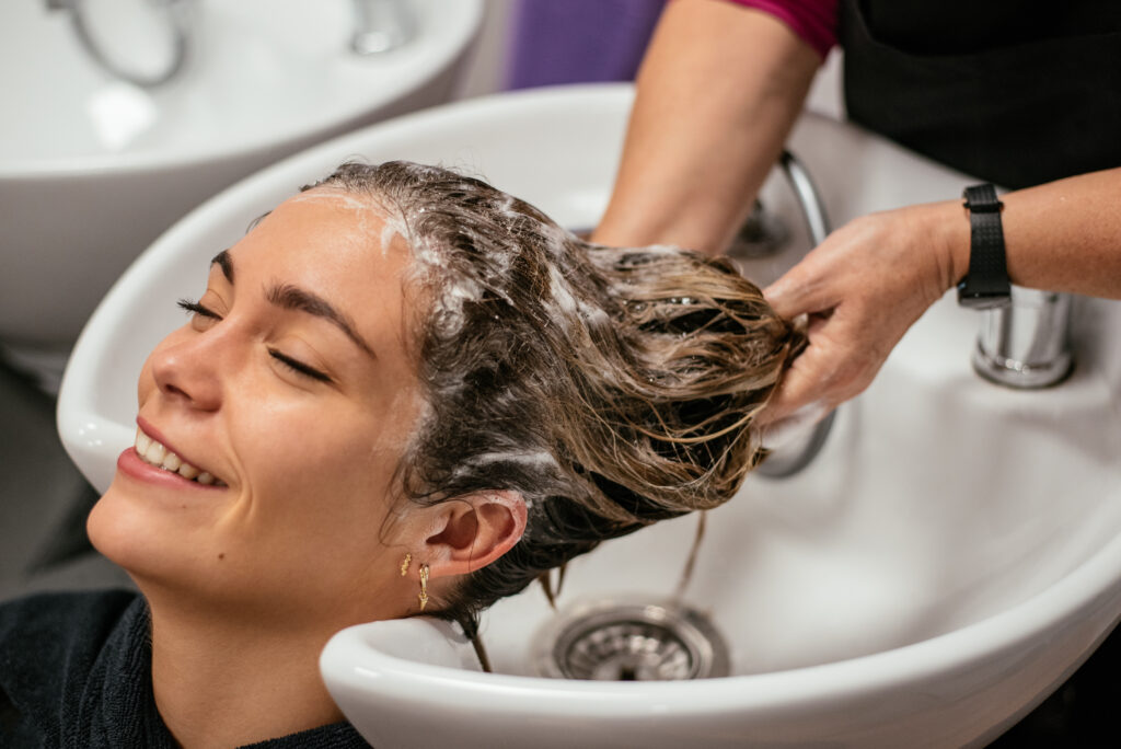 vrouw haar wassen kapper