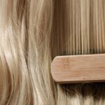 blond haar wordt geborsteld