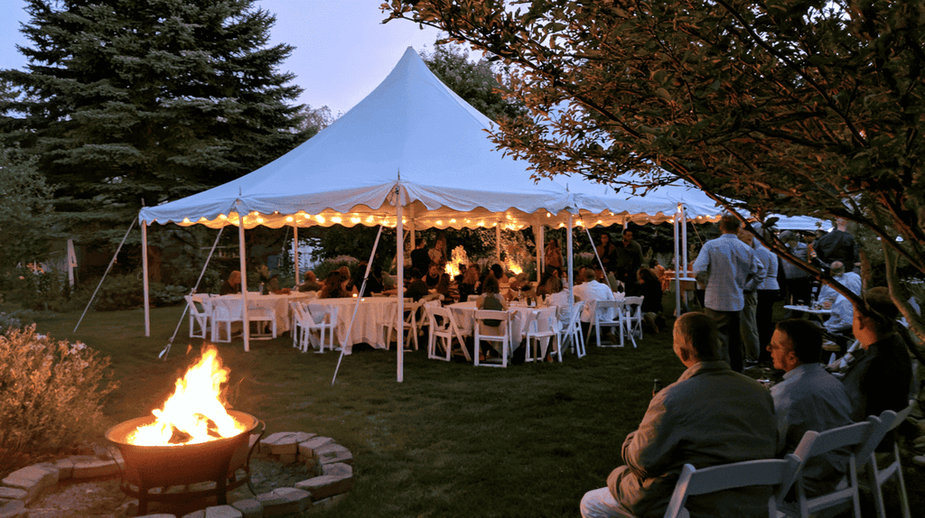 Gehuurde partytent en bestoeling voor een feest in de tuin
